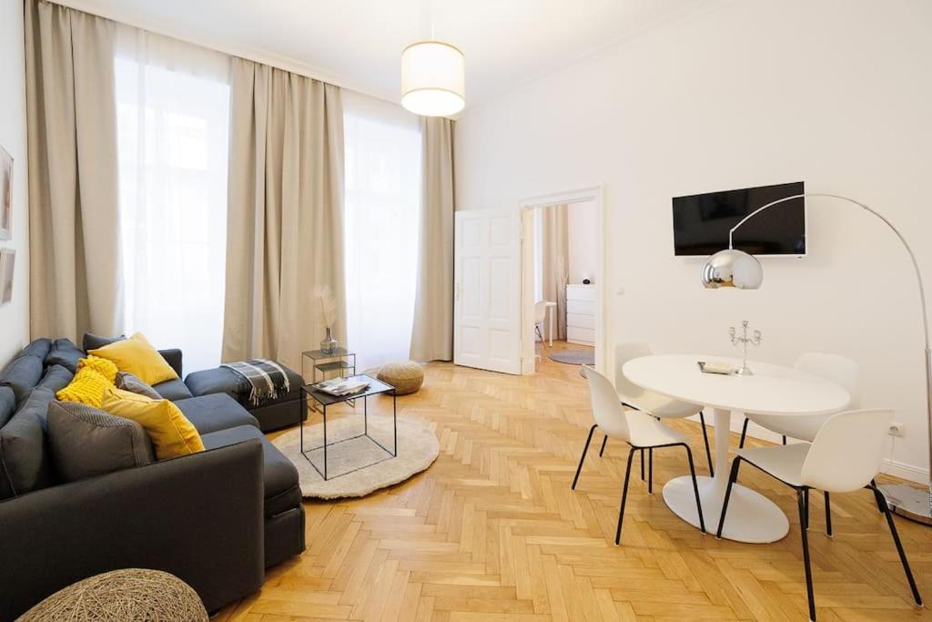 Franz 21 - Typical Viennese Apartment In The Heart Of Вена Экстерьер фото
