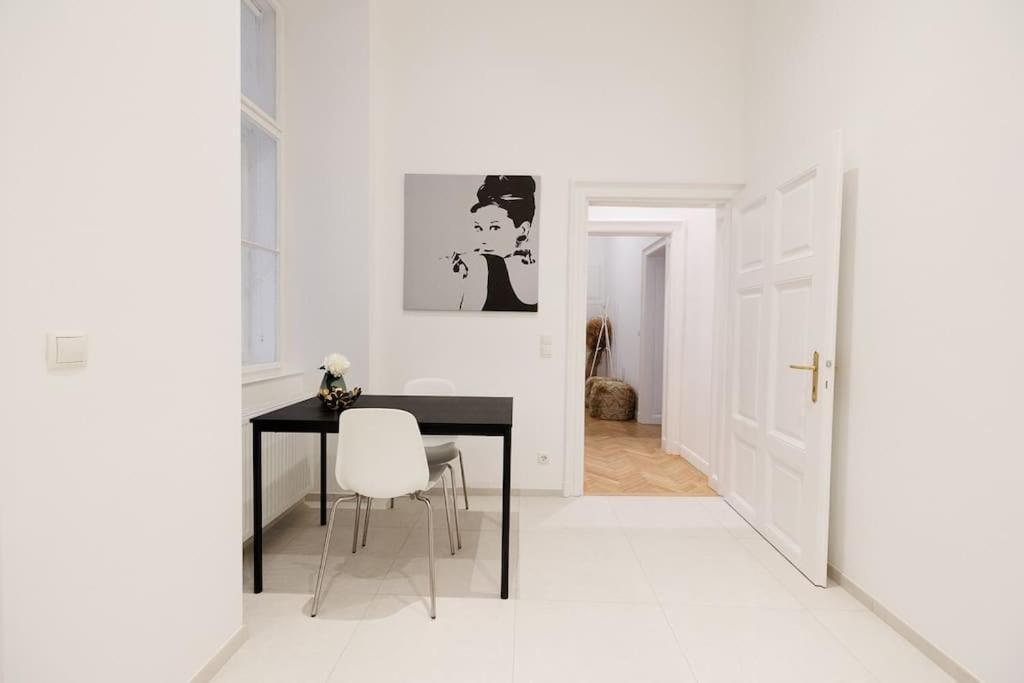 Franz 21 - Typical Viennese Apartment In The Heart Of Вена Экстерьер фото