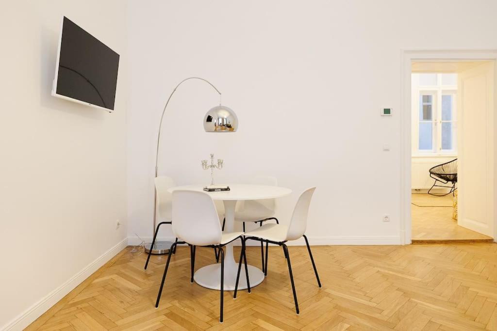Franz 21 - Typical Viennese Apartment In The Heart Of Вена Экстерьер фото