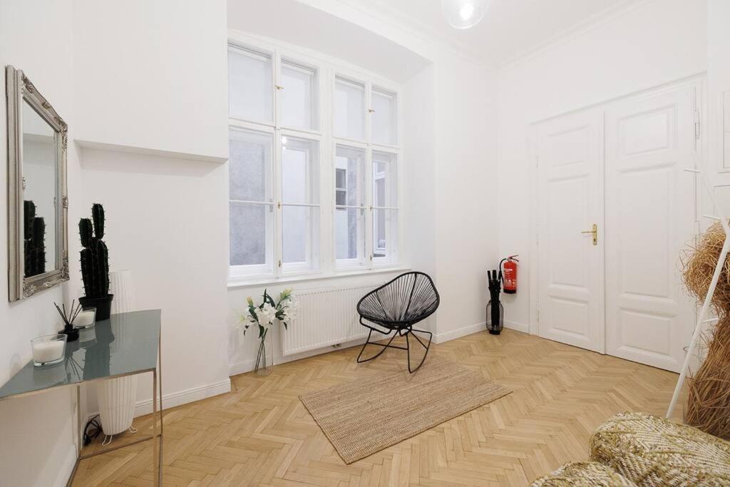 Franz 21 - Typical Viennese Apartment In The Heart Of Вена Экстерьер фото